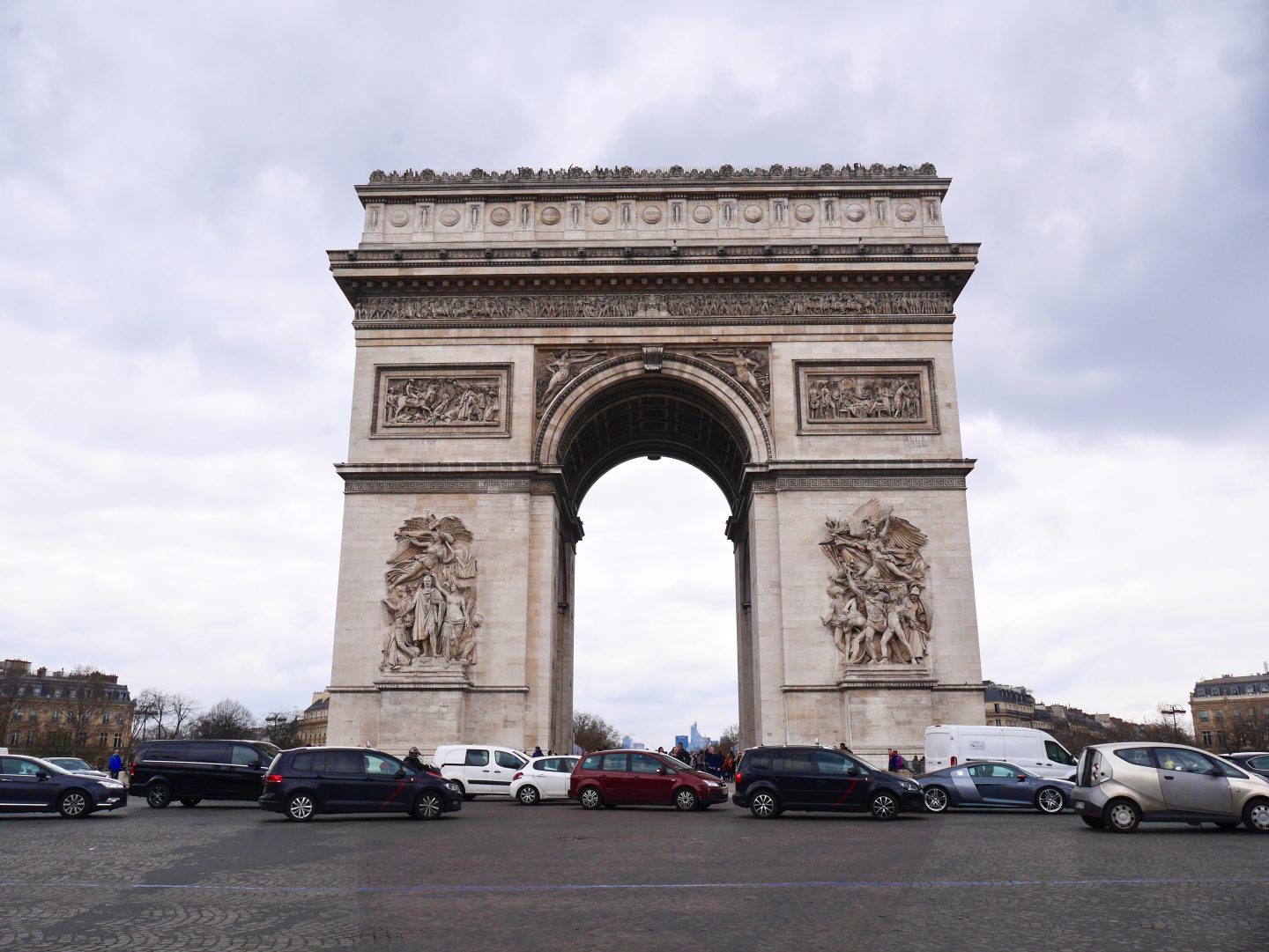 image of the arc De triumph from the path at the side of the road surrounded by cars
