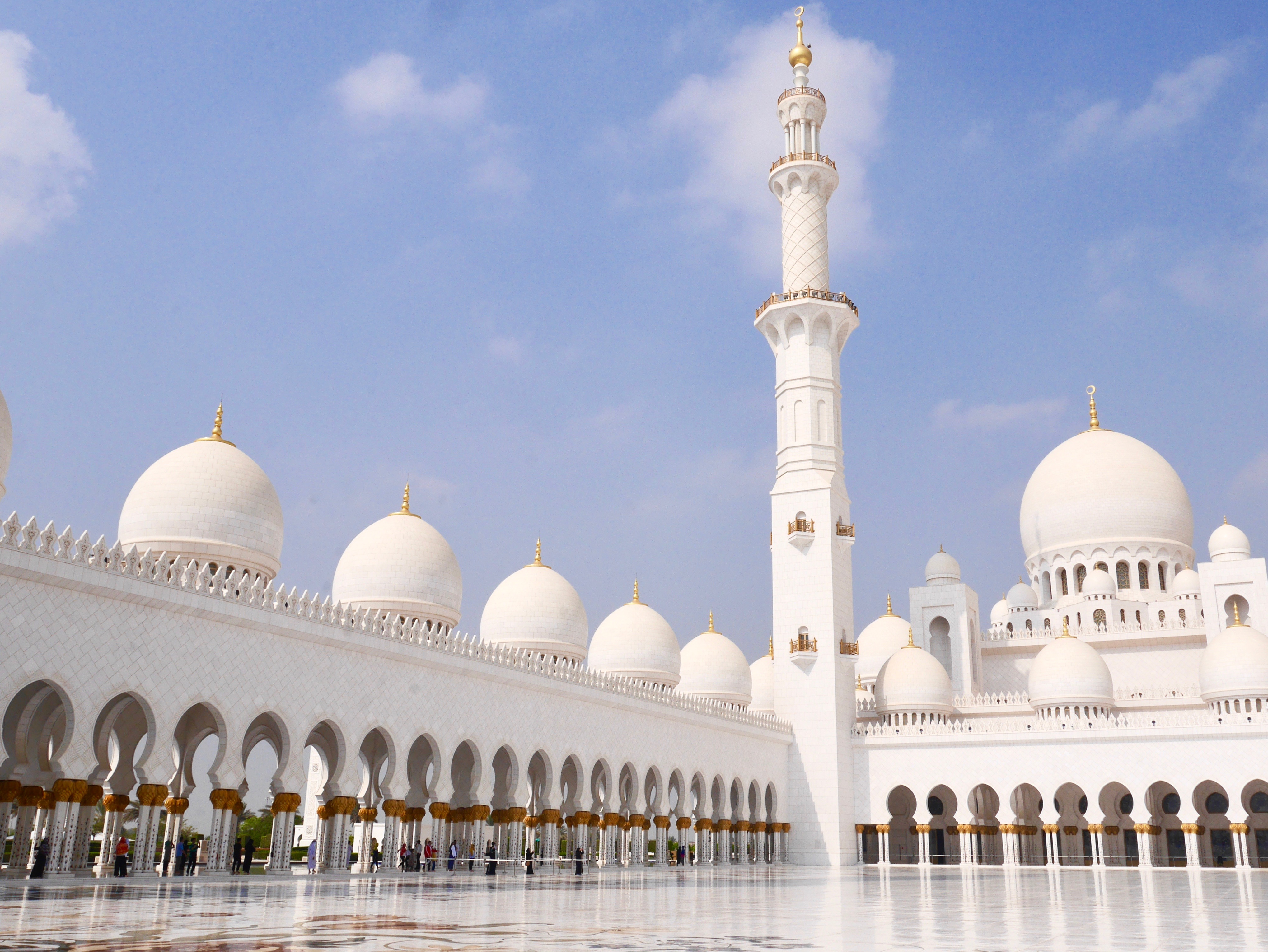 Visiting Sheikh Zayed Grand Mosque in Abu Dhabi