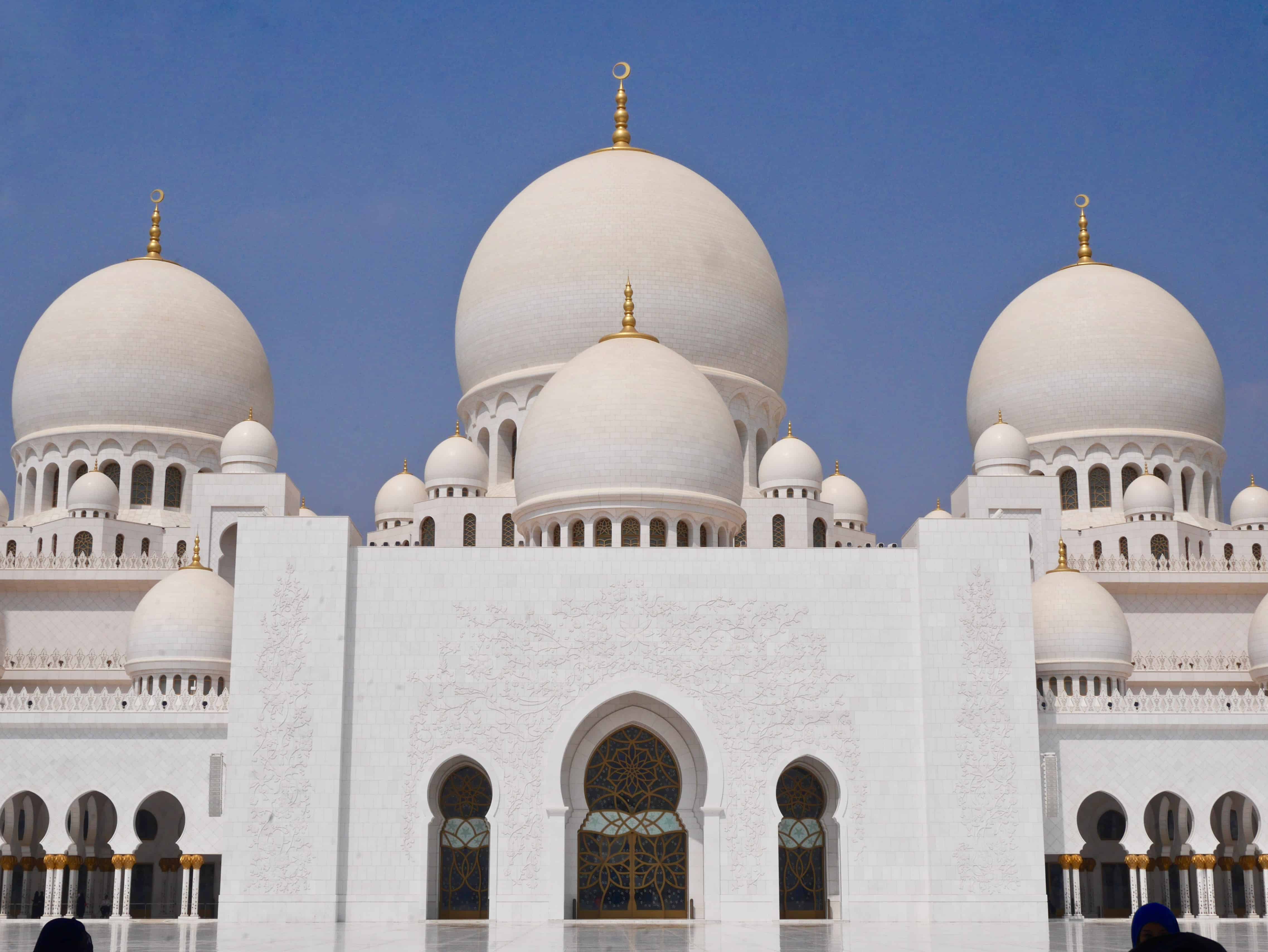 Visiting Sheikh Zayed Grand Mosque in Abu Dhabi