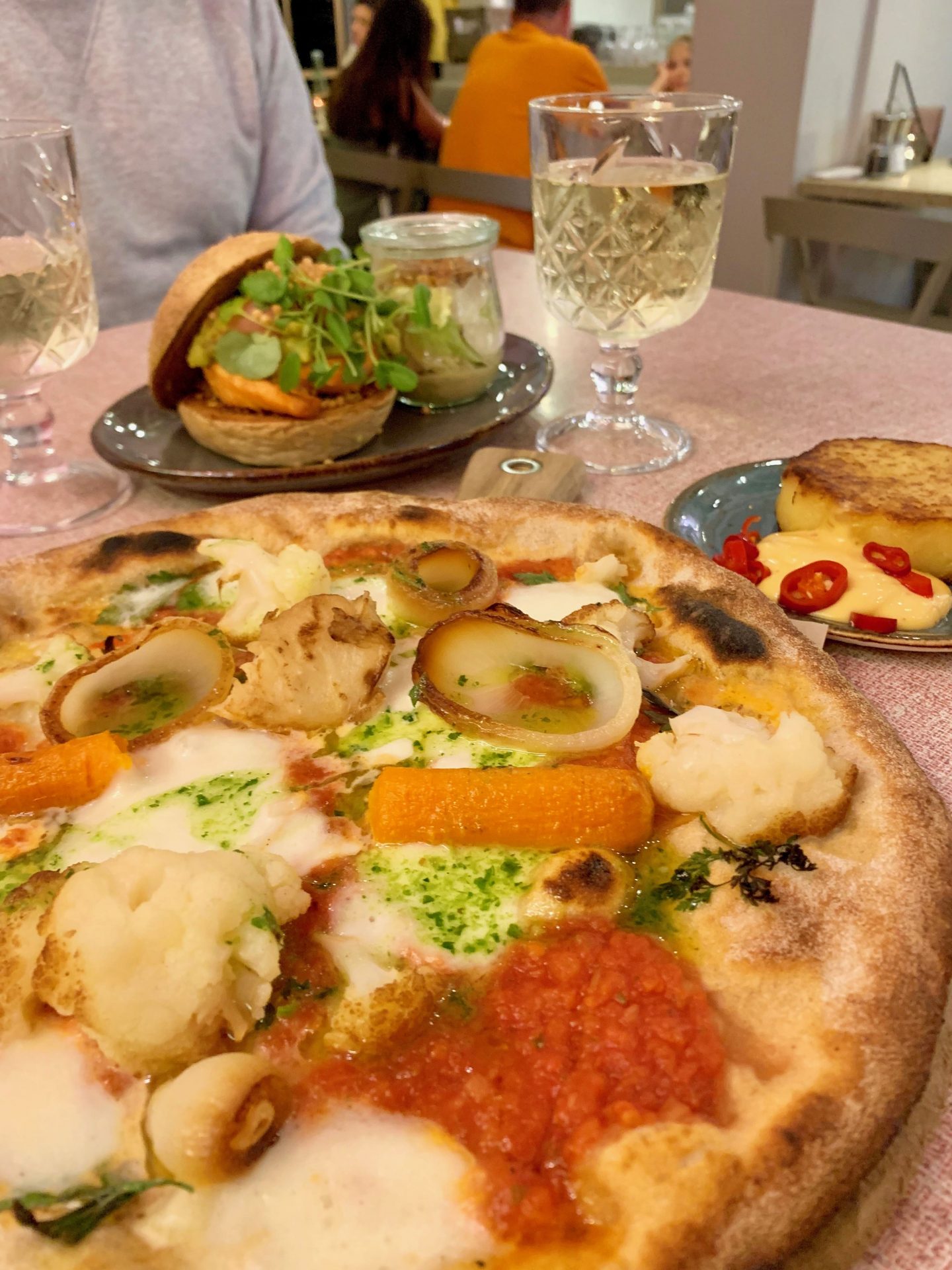 Vegetarian pizza from FRÄNK'NESS with chunks of vegetables