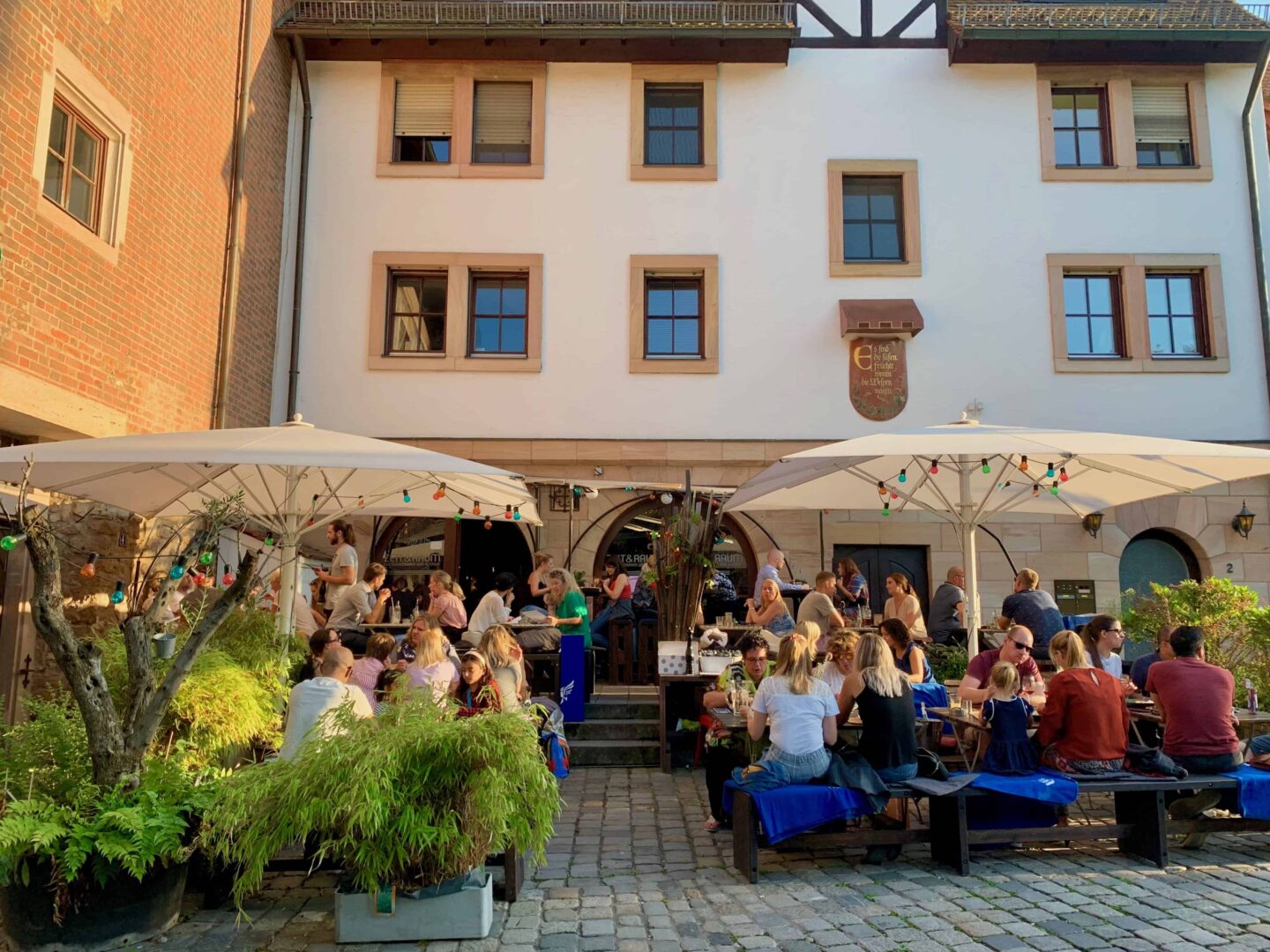 OUTSIDE VIEW WITH DINERS OF ZEIT & RAUM