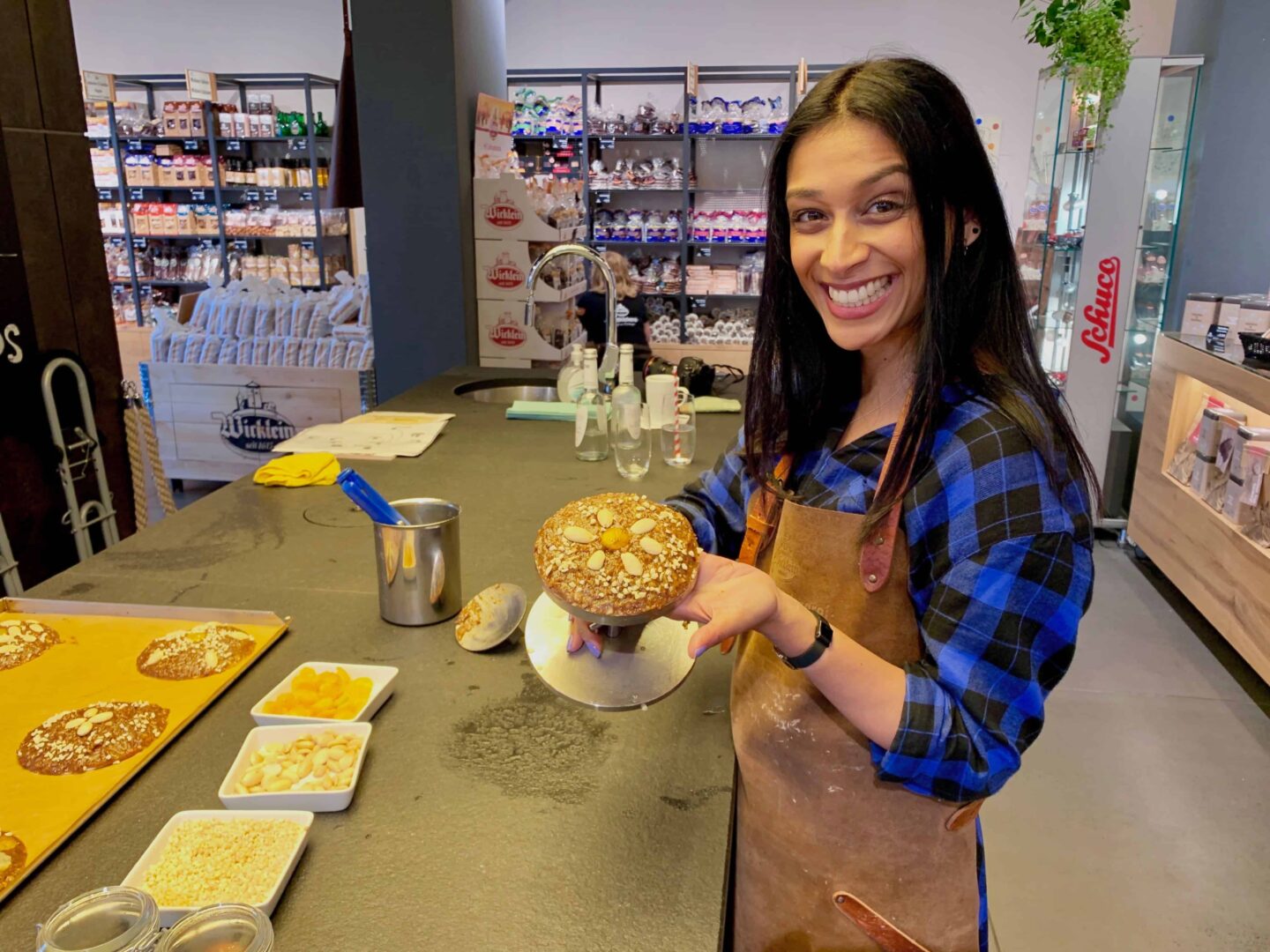 Sima holding her Lebkuchen with almond toppings during the gingerbread workshop
