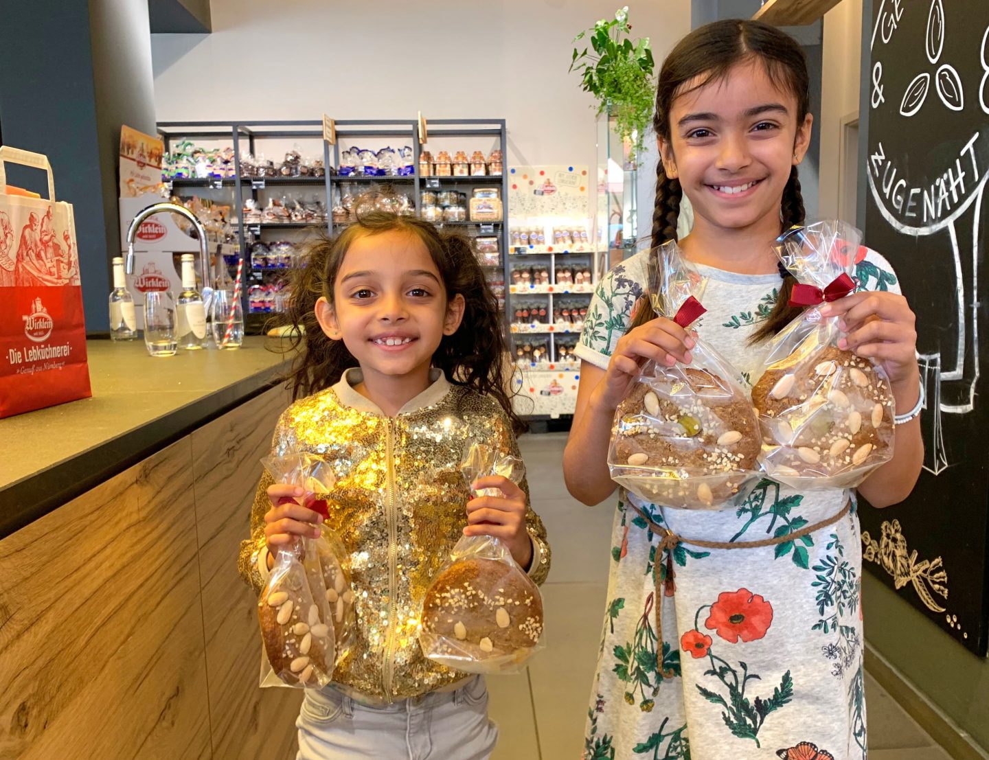 two girls holding two bags of Lebkuchen at the end of the Gingerbread workshop