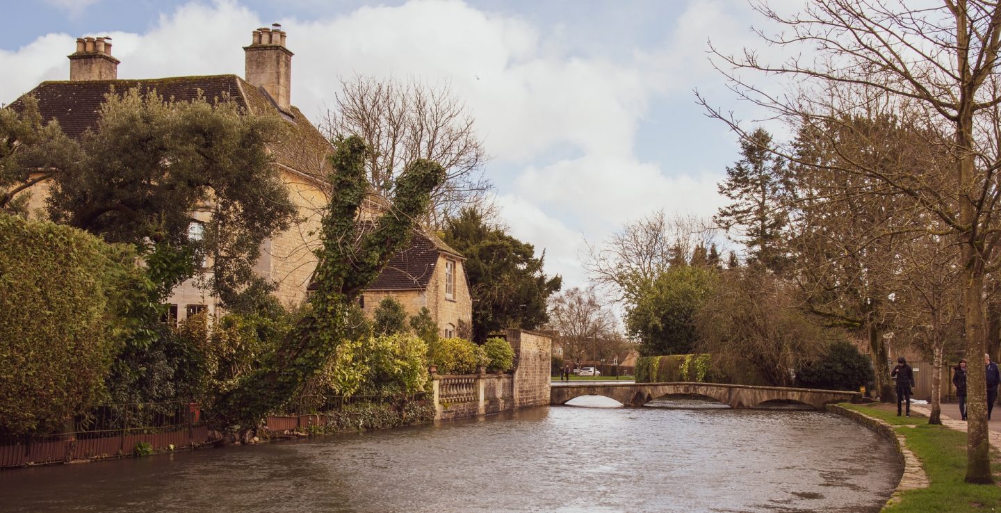 image of the river and bridge flowing through Bourton-on-the-water
